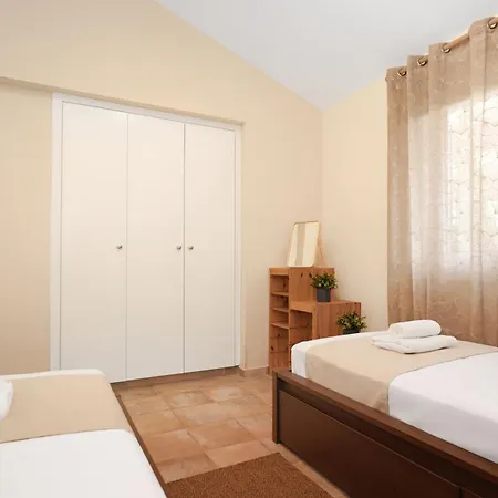 Amy - 100m From Nisia Loumbardi *