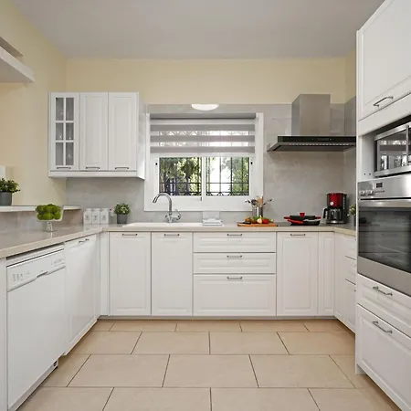 Amy - 100m From Nisia Loumbardi Дом отдыха *